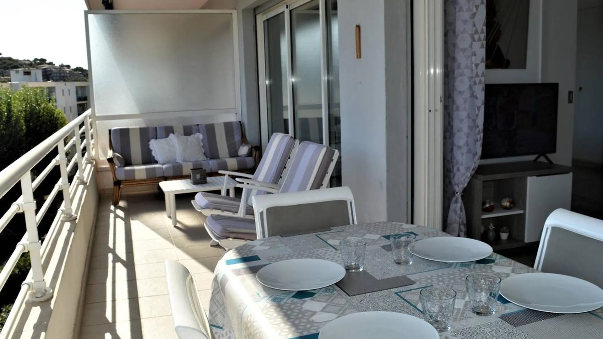 Appartement 3 Pieces Avec Piscine Et Clim A 1 Min Plage - Fr-1-226B-115 Cavalaire-sur-Mer 0*,  France